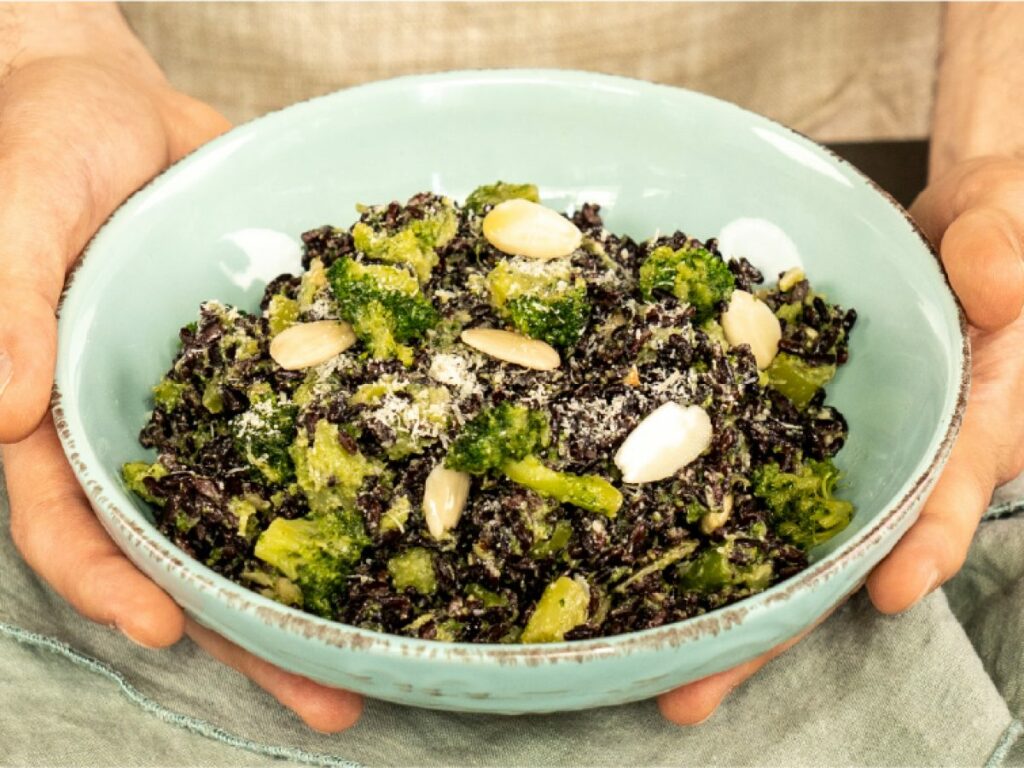 Riso Venere con broccoli e mandorle