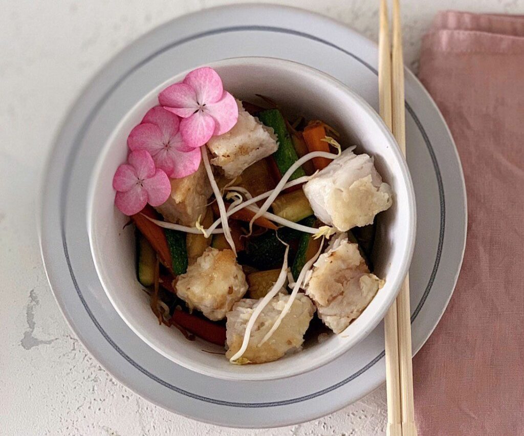 Bocconcini di merluzzo con verdure saltate e salsa Teriyaki