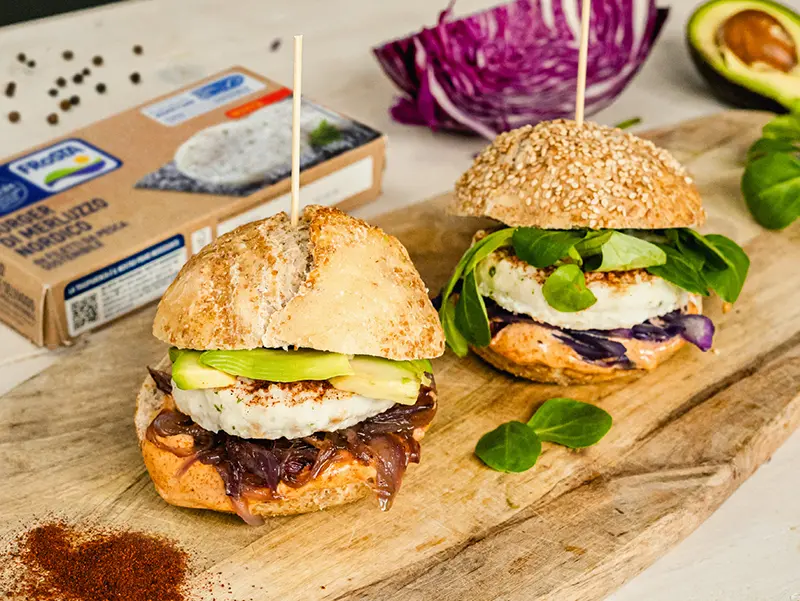 Hamburger di merluzzo con verdure e maionese alla paprika