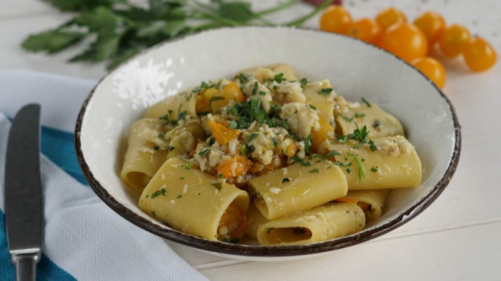 Paccheri con merluzzo carbonaro e pomodorini gialli