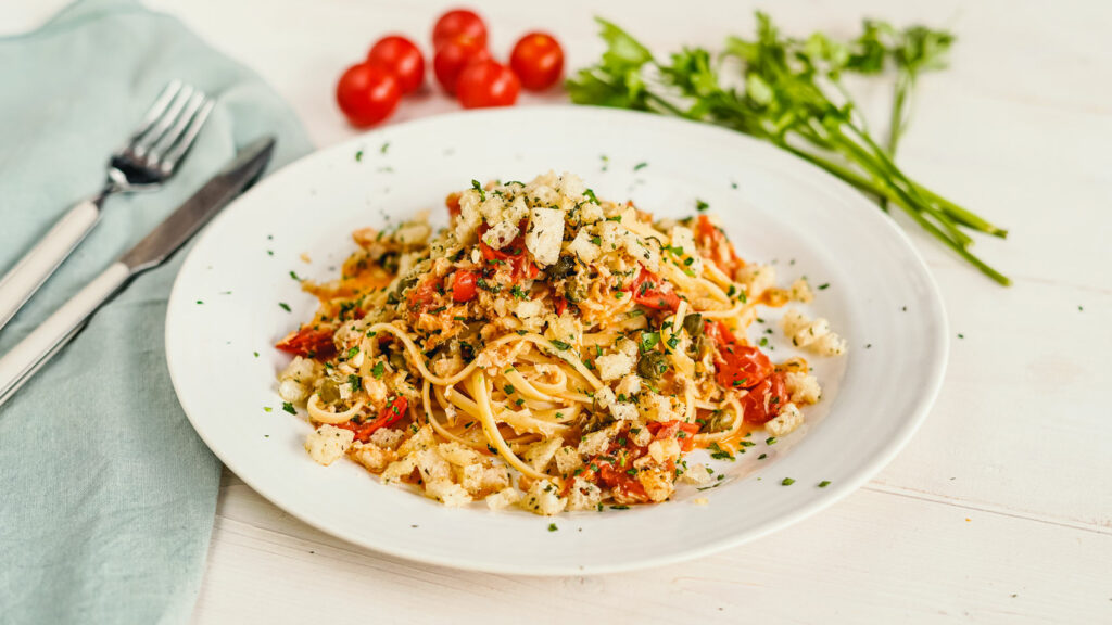 Linguine con merluzzo, capperi e mollica aromatizzata