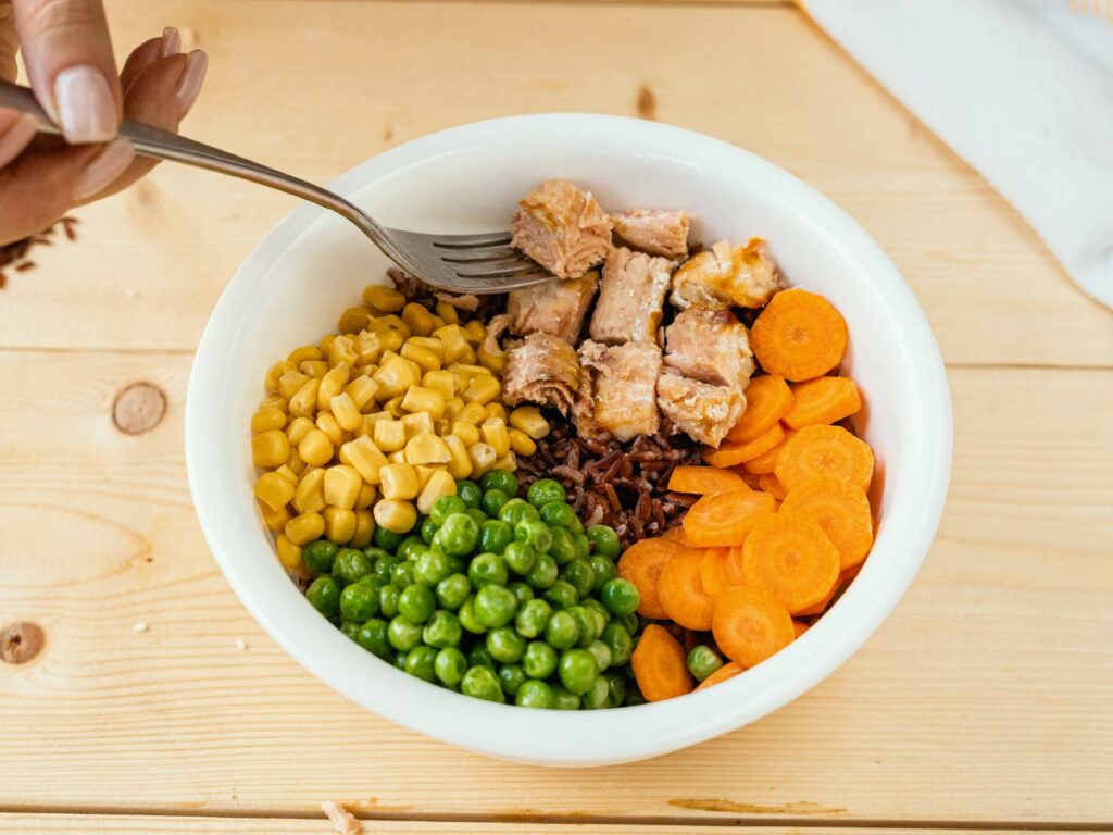 Pokè bowl di salmone e verdure