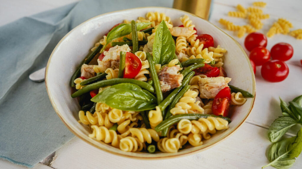 Pasta fredda con pomodorini, fagiolini e merluzzo