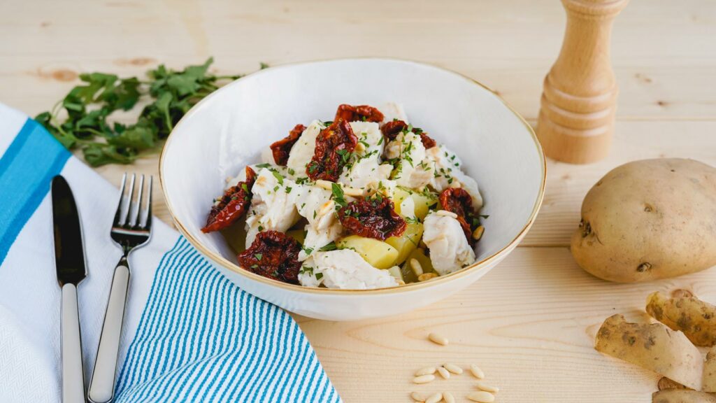 Insalata di merluzzo, patate e pomodori secchi