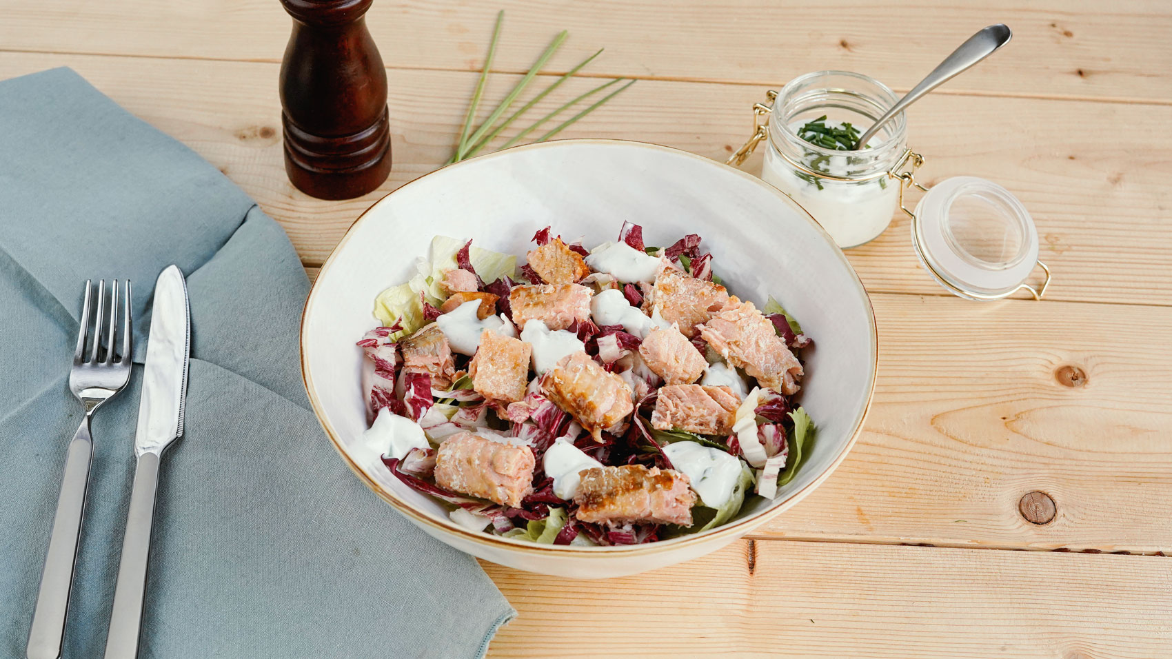 Insalata di salmone con salsa allo yogurt: la ricetta | FRoSTA
