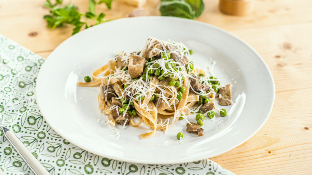 Tagliatelle integrali funghi e piselli