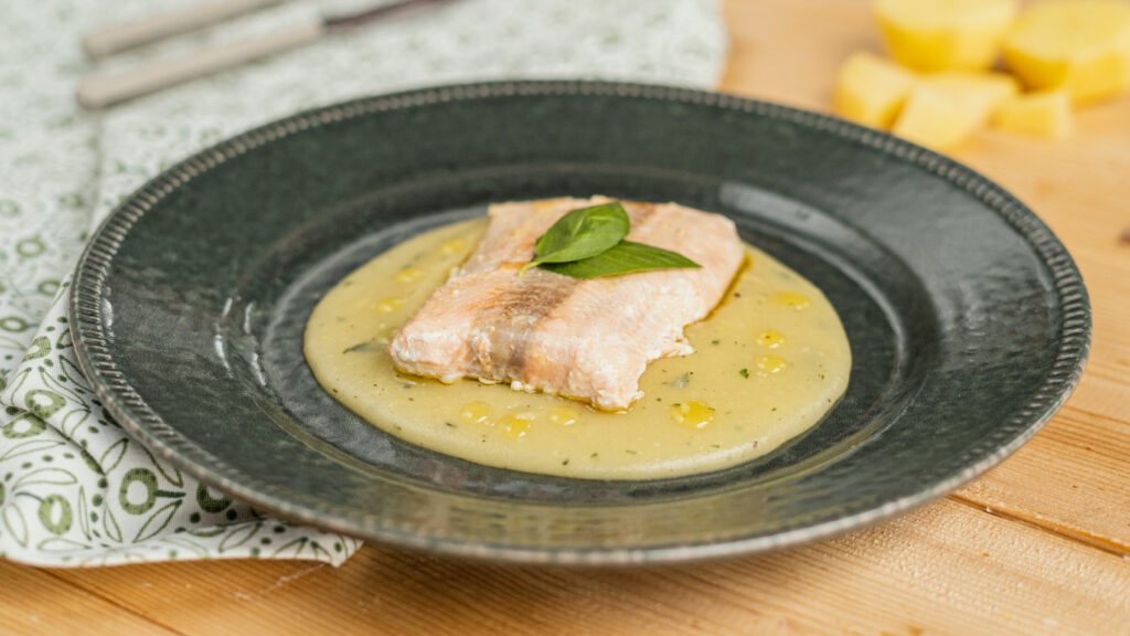 Salmone su crema di patate al basilico