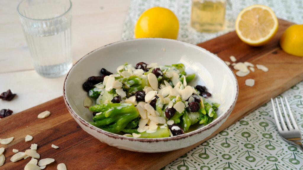 Insalata di broccoli con salsa allo yogurt