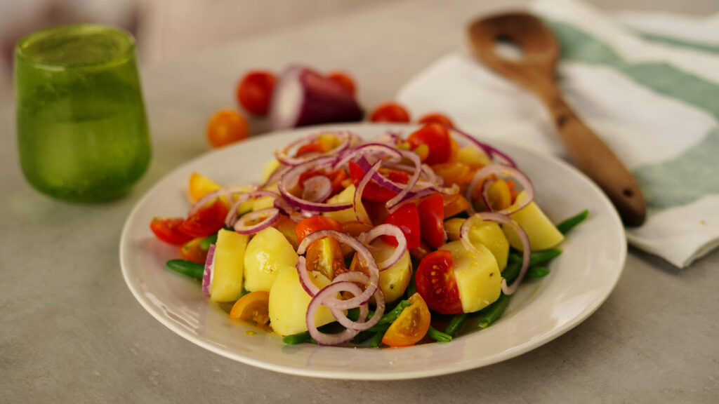 Insalata di fagiolini, patate, pomodorini e cipolla