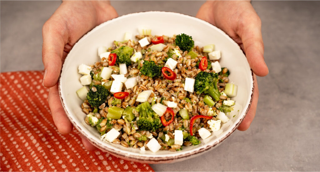 Insalata di farro greca con broccoli