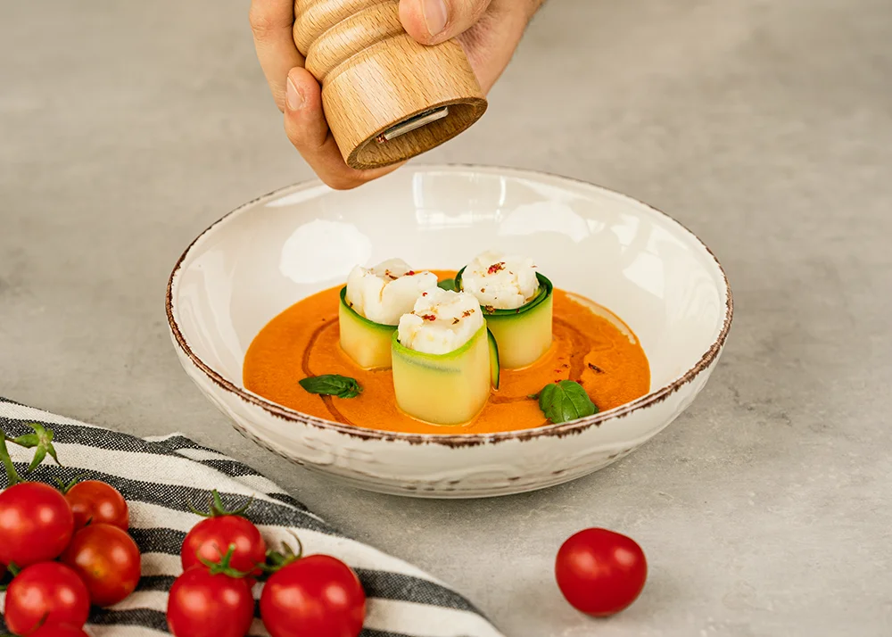 Involtini di nasello con zucchine e crema di pomodorini
