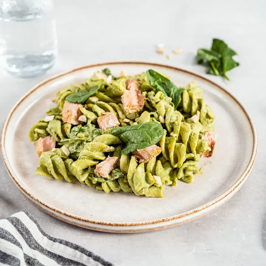 Pasta con salmone al pesto di spinaci