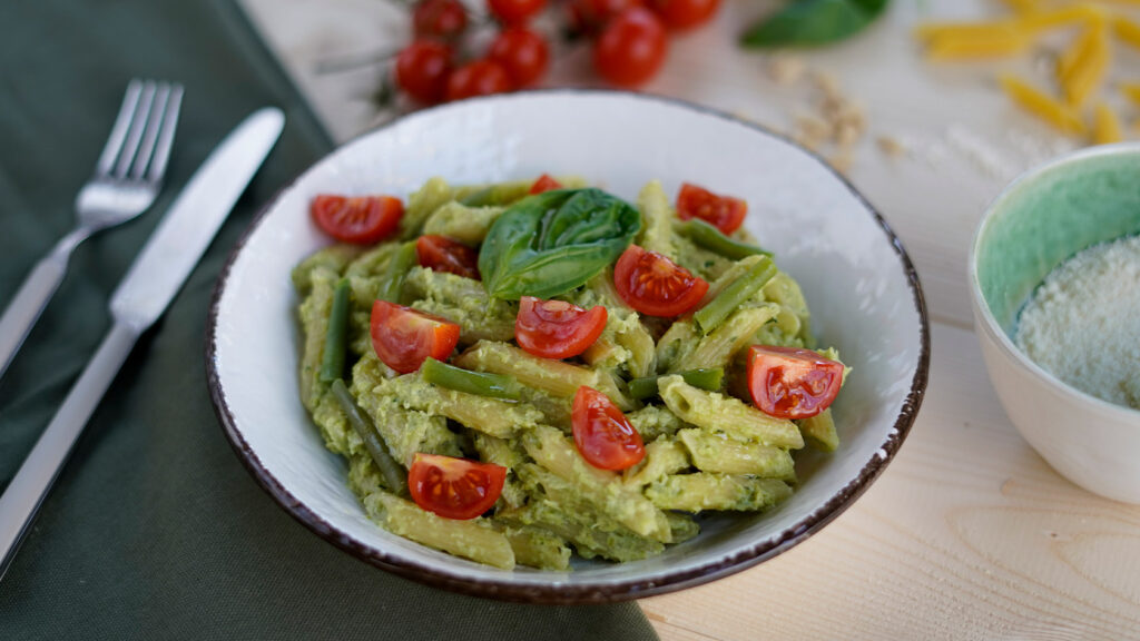 Pasta al pesto di fagiolini e ricotta e pomodorini