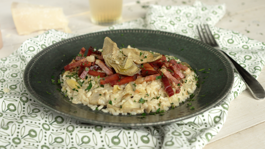 Risotto ai carciofi e speck croccante