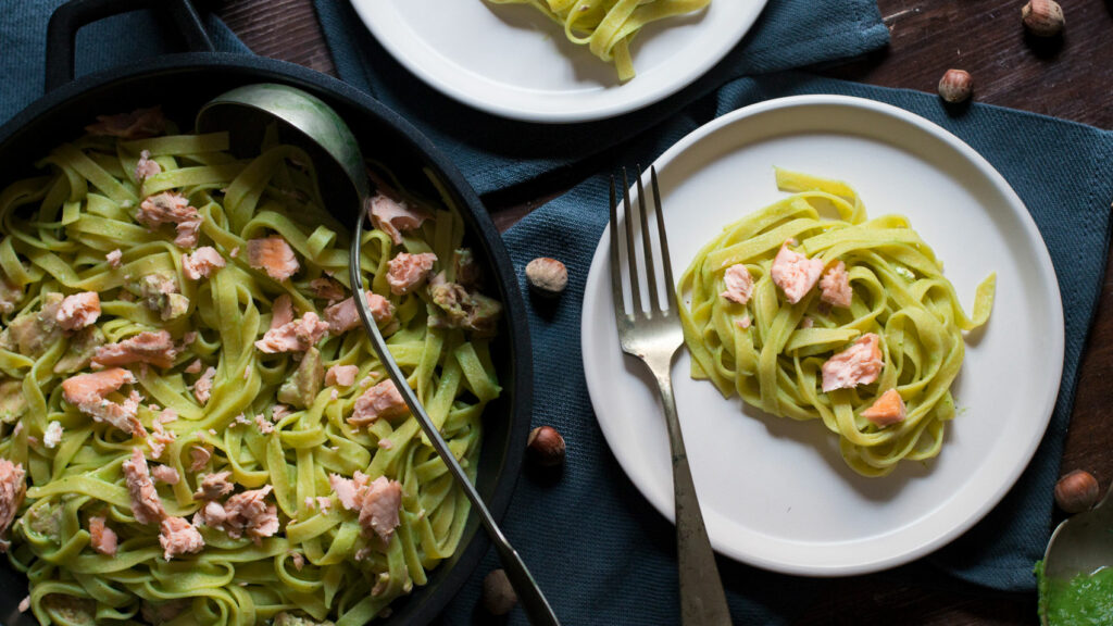 Tagliatelle con salmone selvaggio e pesto di broccoli
