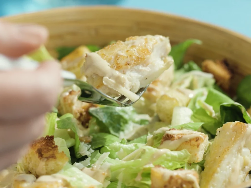 Caesar Salad con Nasello Croccante