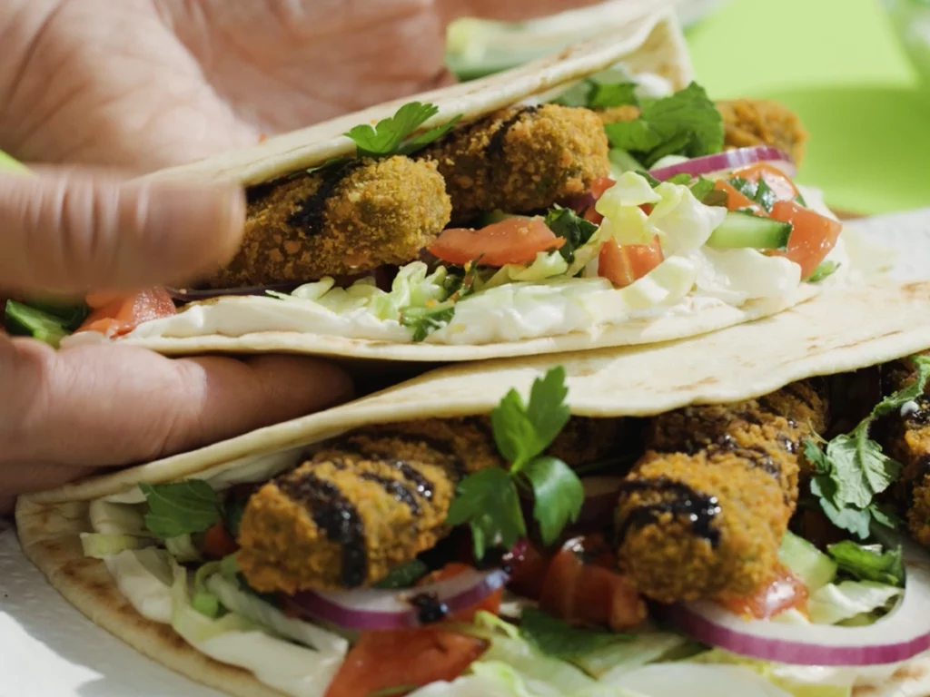 Piadine con bastoncini di spinaci e insalata shirazi