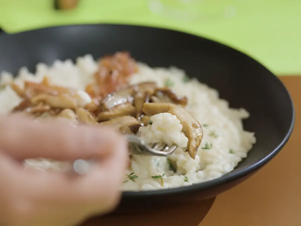 Risotto con porcini surgelati, speck e caprino