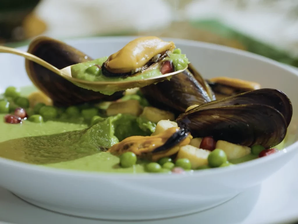 Vellutata di piselli surgelati con cozze e melograno