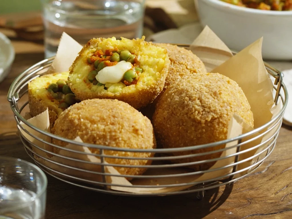 Arancini al forno con piselli: la ricetta